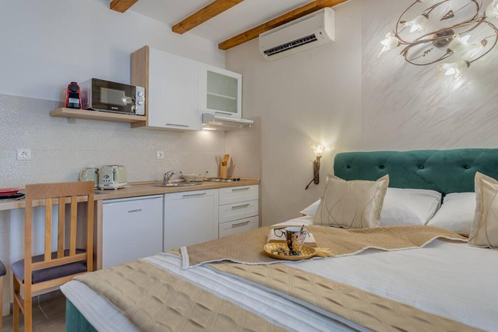 Diva 1,Stylish Old Town Studio Apartment Near Beach *